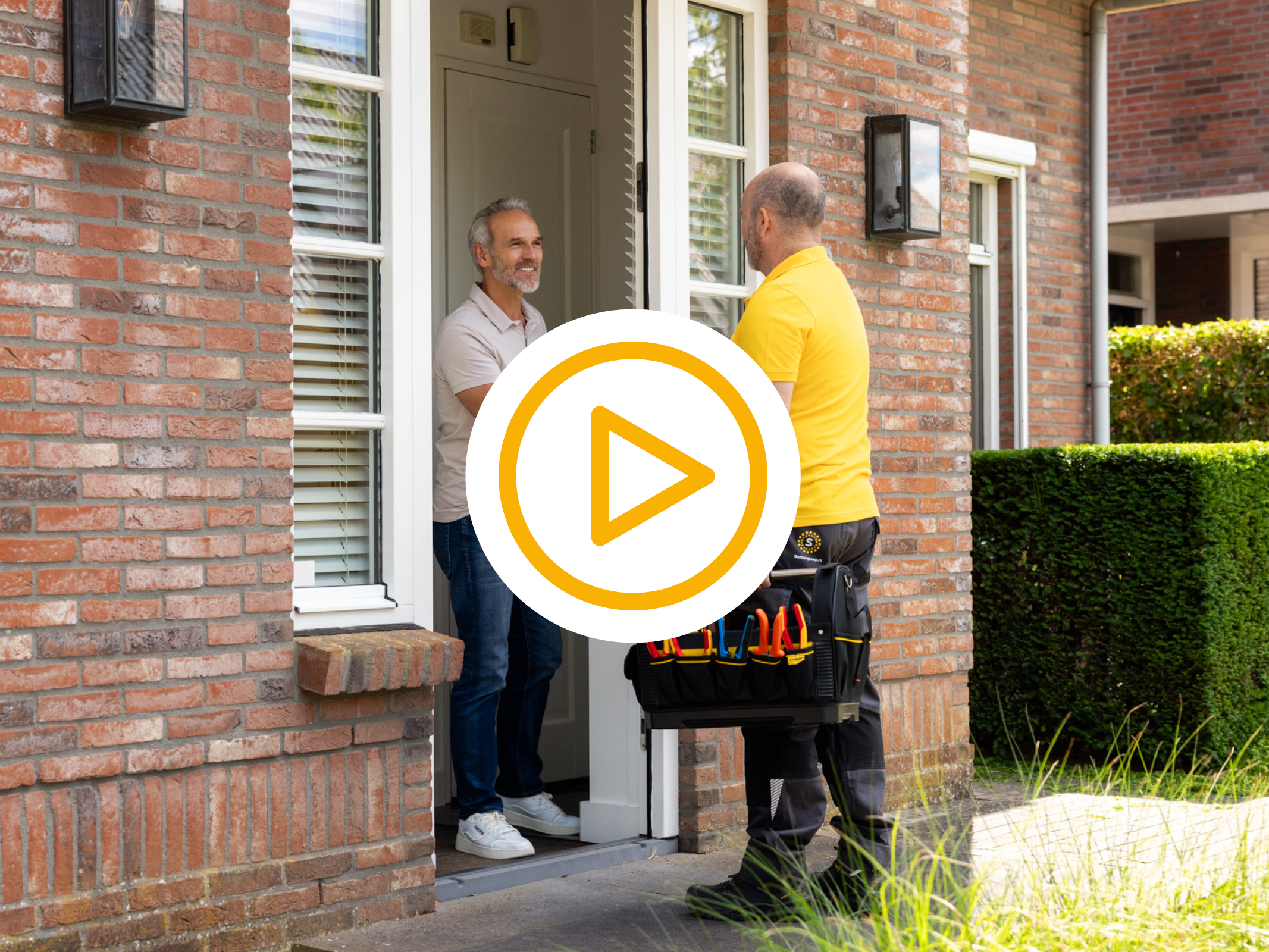 Saman monteur geeft een hand aan een klant en gaat een airco installeren en een video play button