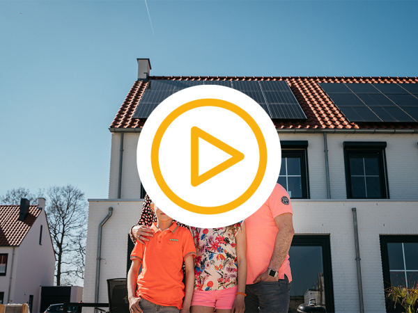 Lachend gezin met zonnepanelen op het dak terwijl de zon schijnt en een video play button