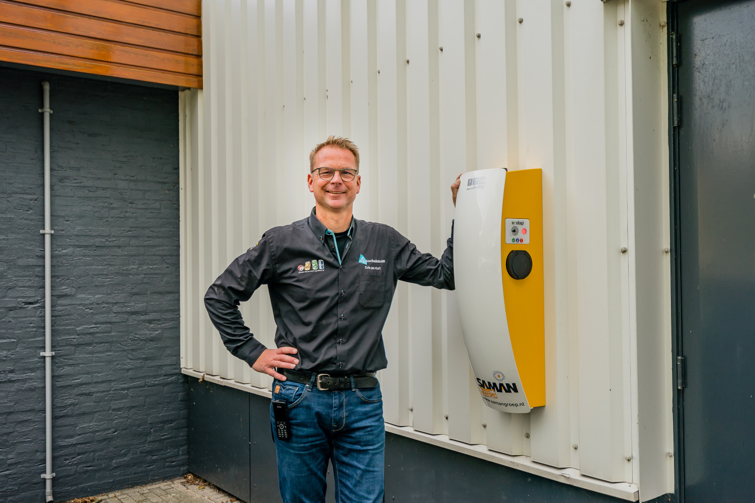 Dhr. Kort uit Zierikzee met een laadpaal en zonnepanelen 