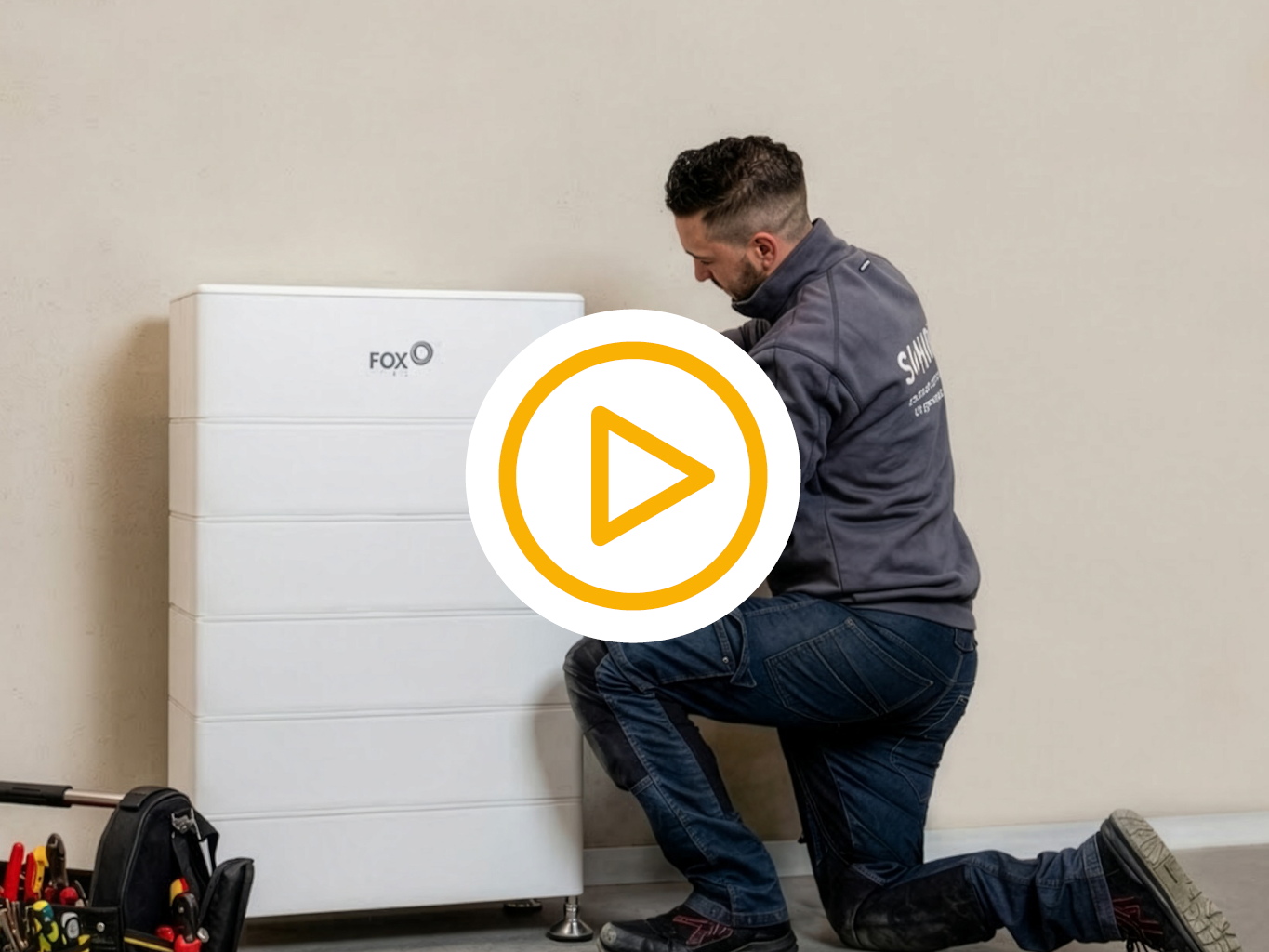 saman monteur installeert de dyness tower pro en een video play button