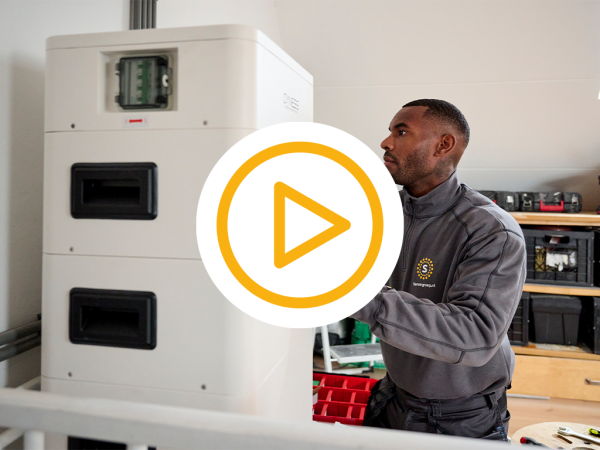 saman monteur installeert de dyness tower pro en een video play button