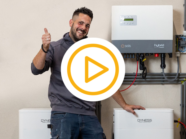 Tevreden saman monteur na installatie van 2 dyness tower pro thuisbatterijen en een video play button