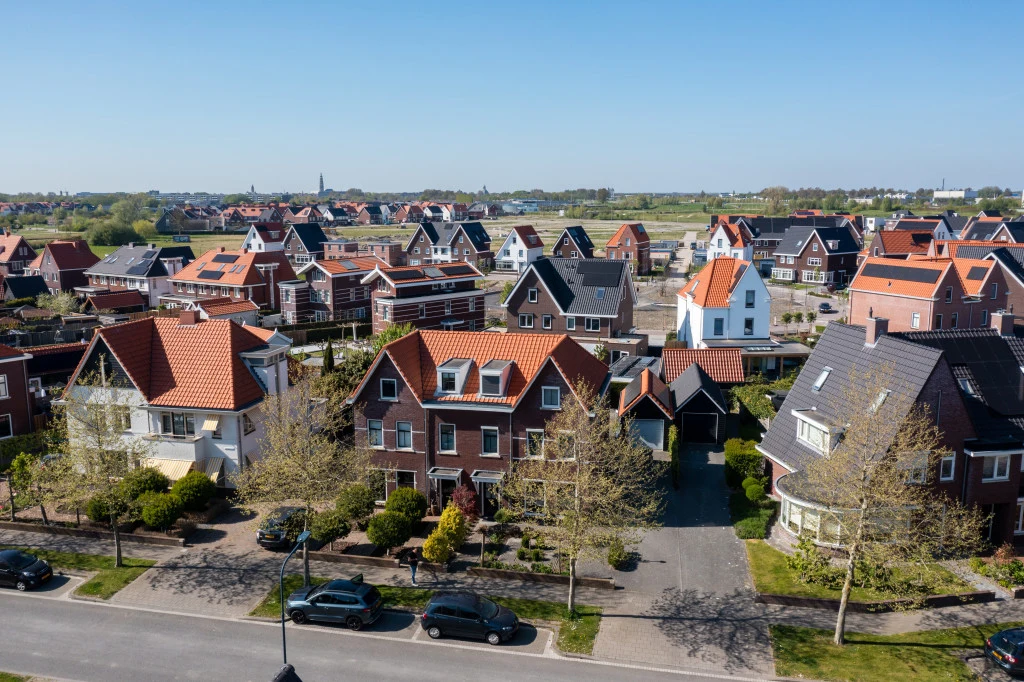 Wijkaanzicht zonnepanelen en warmtepomp