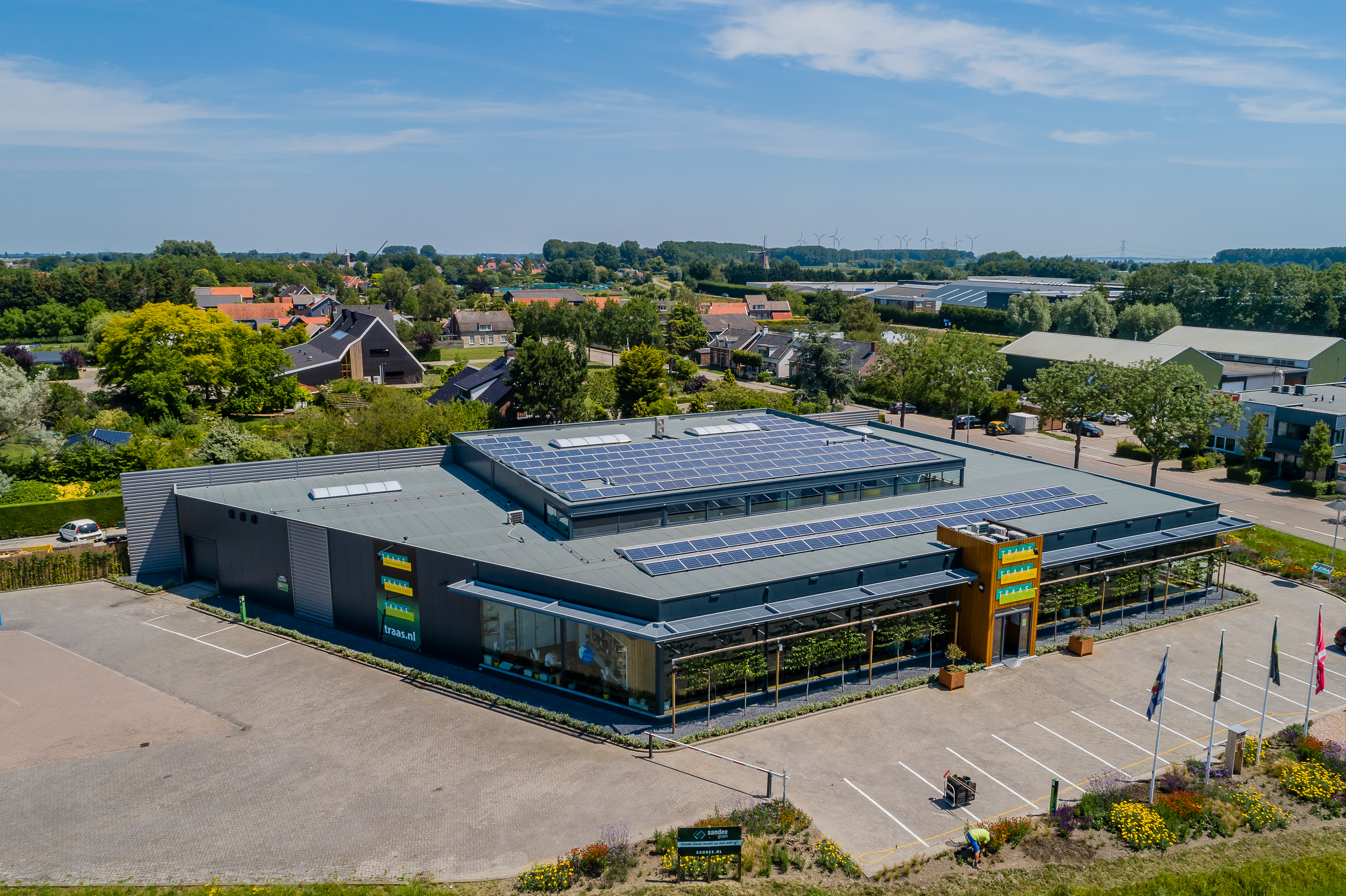 Drone luchtfoto van bedrijfspand traas ongediertebestrijding vol met zonnepanelen