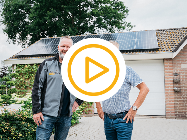 Foto van saman monteur en klant met zonnepanelen op het dak en een video play button