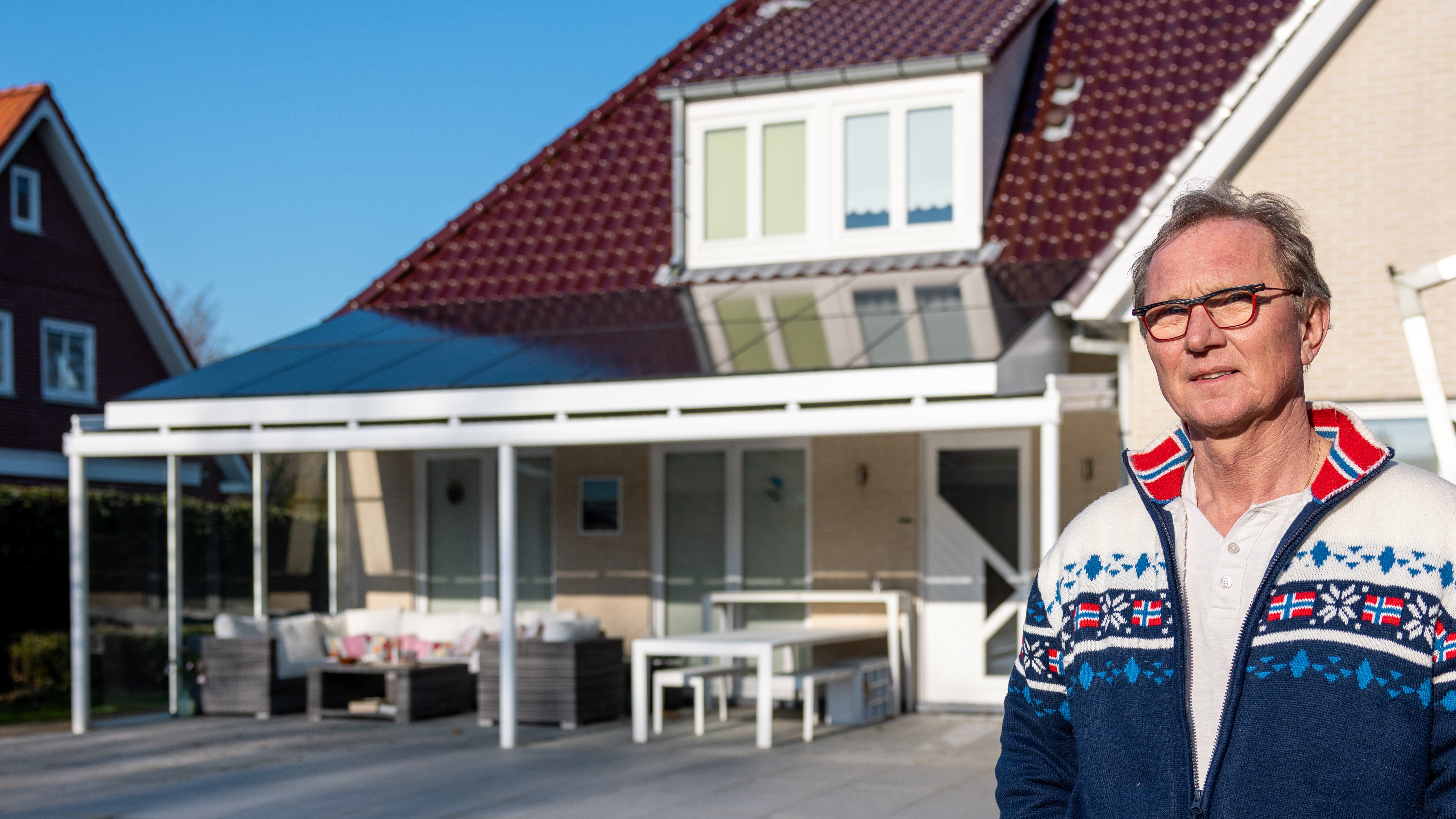 Dhr. van der Sluijs uit Burgh-Haamstede met zonnepanelen op een maatwerkframe