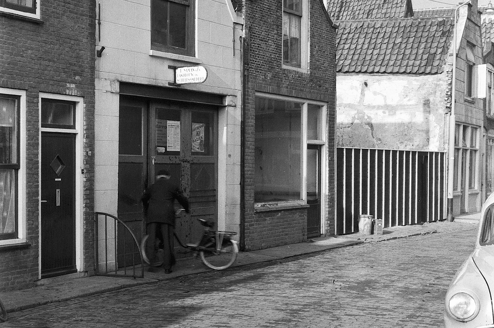 Foto van saman geschiedenis een klein bedrijfspandje aan een straat