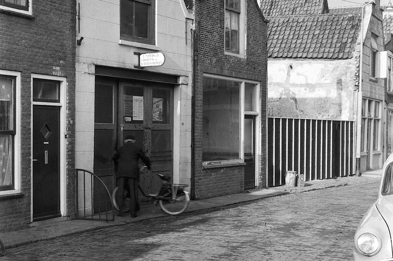 Foto van saman geschiedenis een klein bedrijfspandje aan een straat