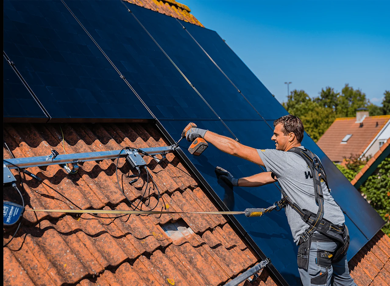 Zonnepanelen geplaatst door monteur