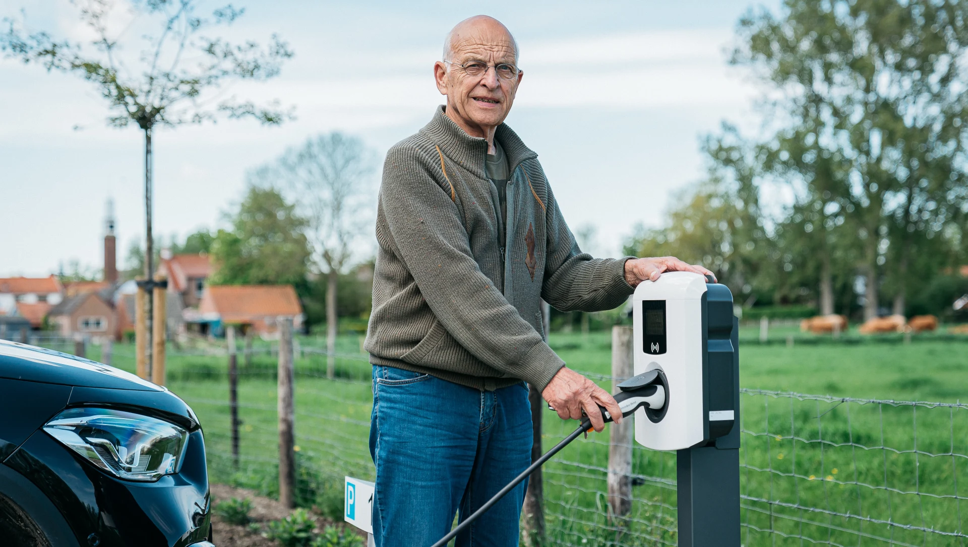 Dhr. Nierop uit Kortgene  met een elektrische laadpaal