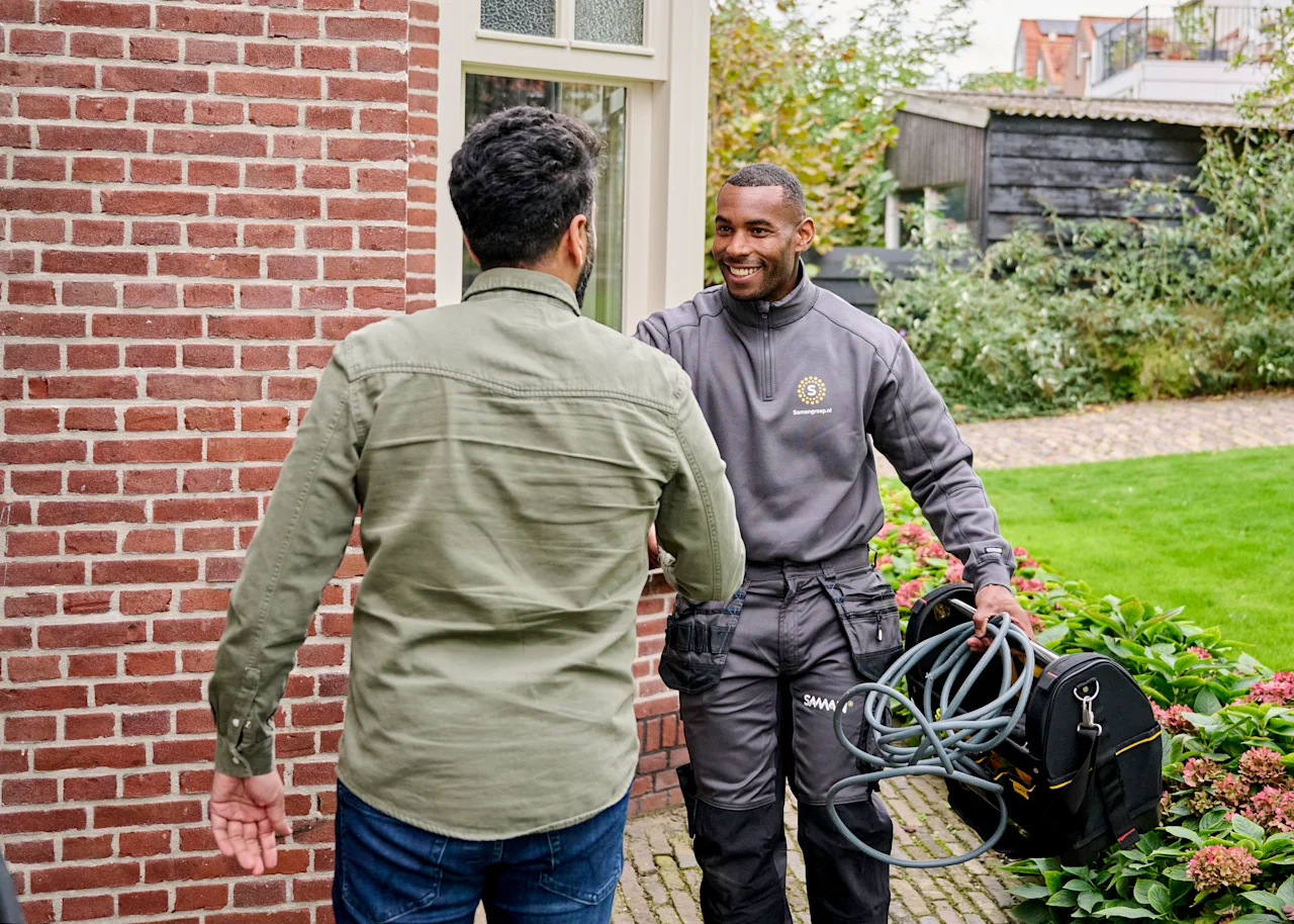 Monteur schudt hand met een klant fotoshoot ruud