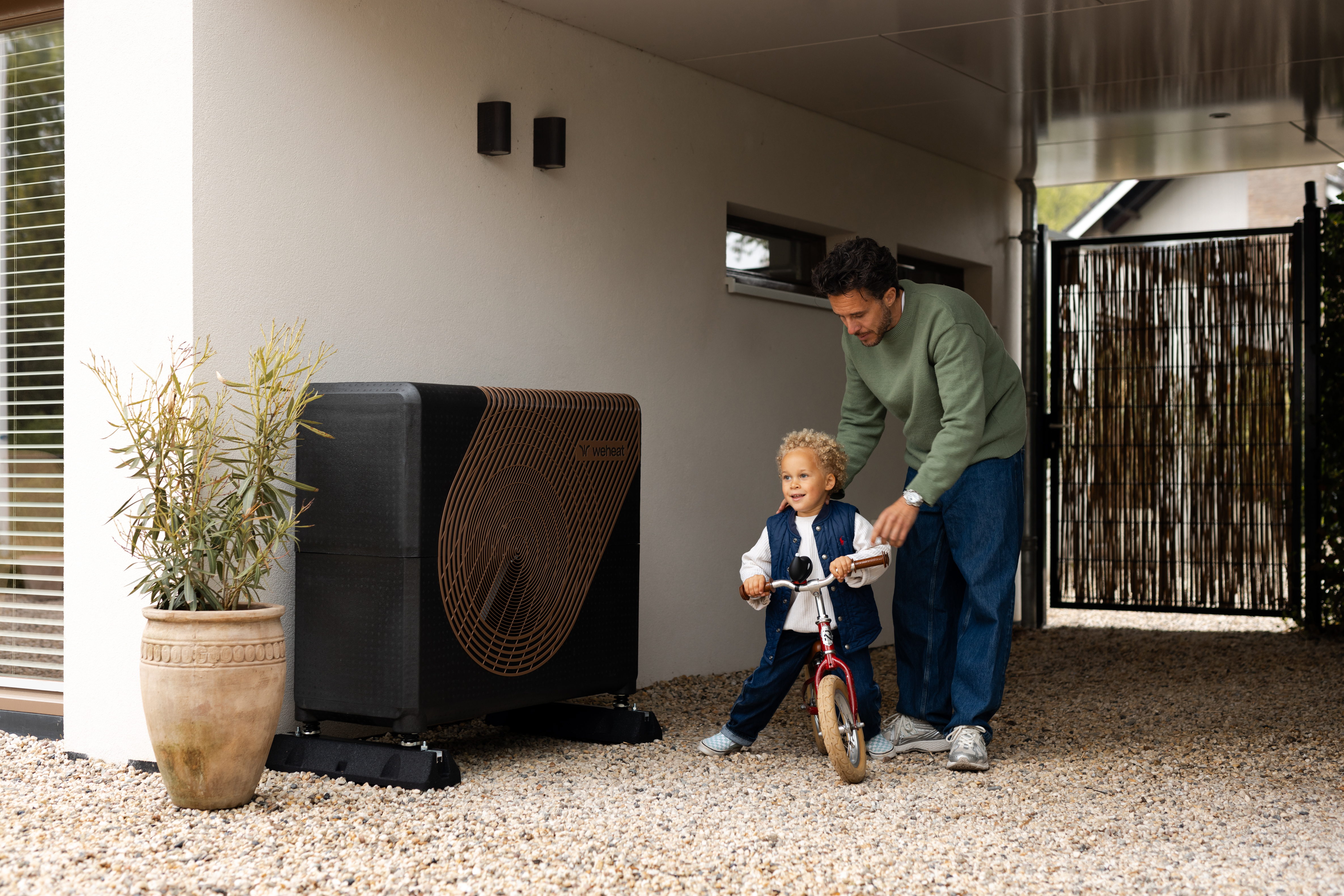 Koppel staat blij achter hun Weheat warmtepomp