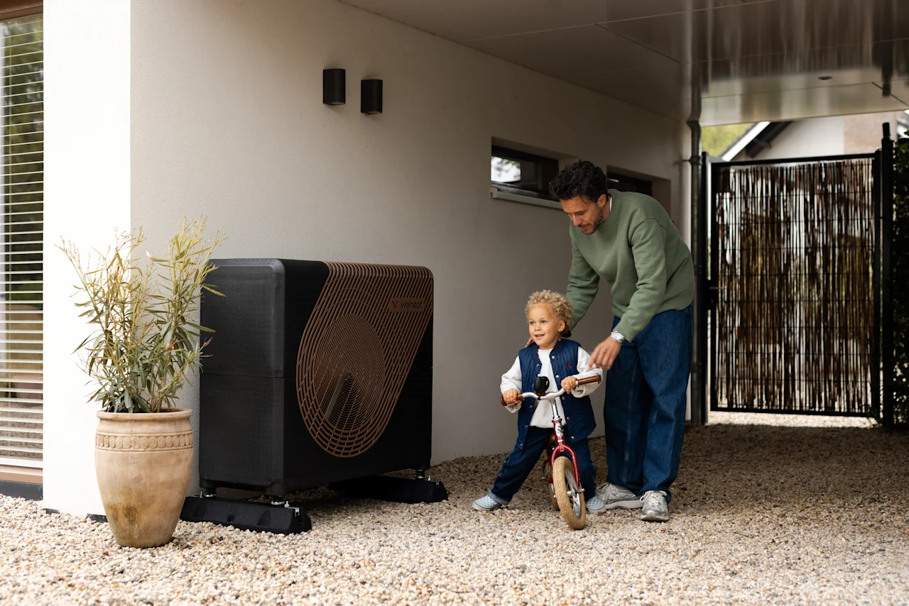 Koppel staat blij achter hun Weheat warmtepomp