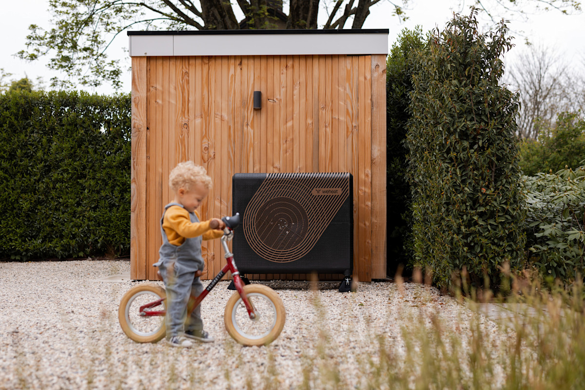 Weheat sparrow warmtepomp schuur met kind op fiets