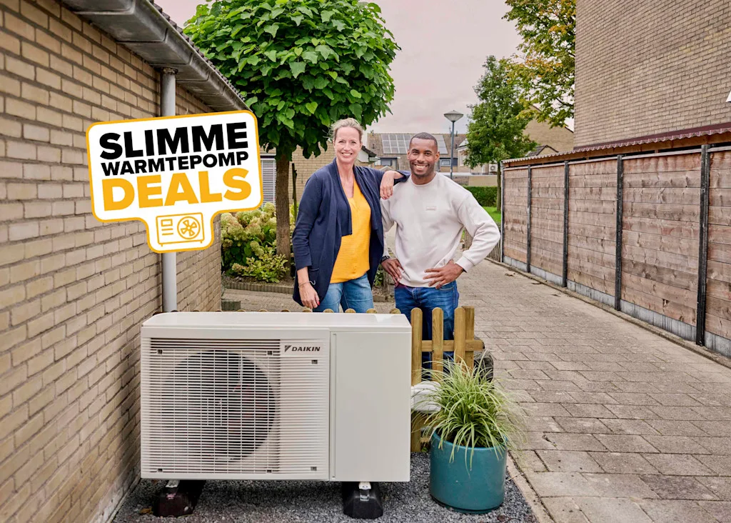2 blije klanten in een tuin achter een warmtepomp van Daiking met een sticker over de slimme warmtepomp deals van de Saman groep
