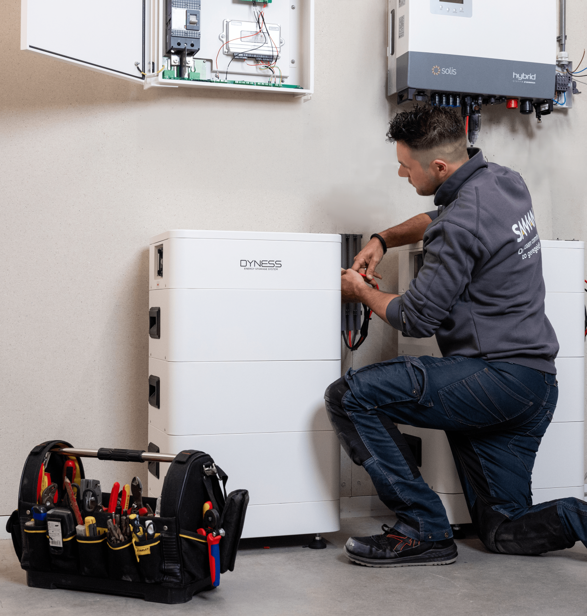 Installateur sluit professionele thuisbatterij met hybride omvormer aan