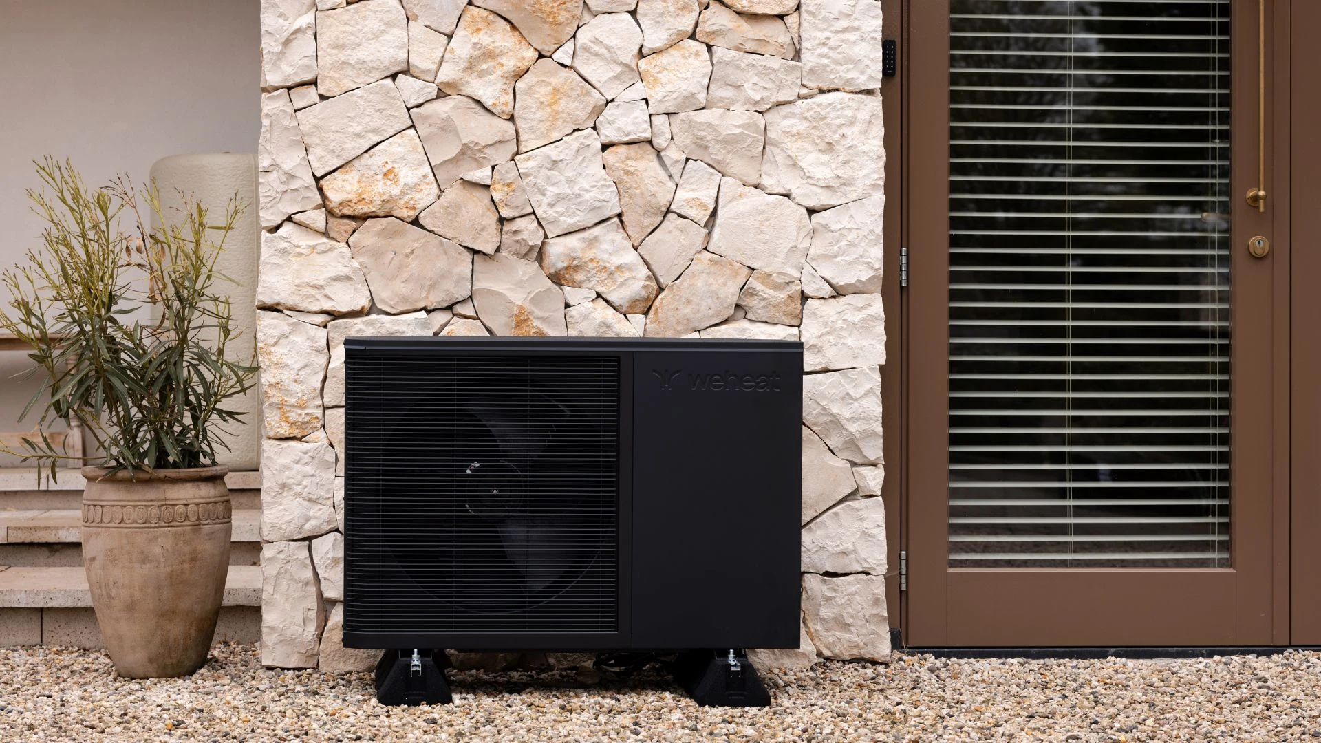 Weheat Flint warmtepomp buiten