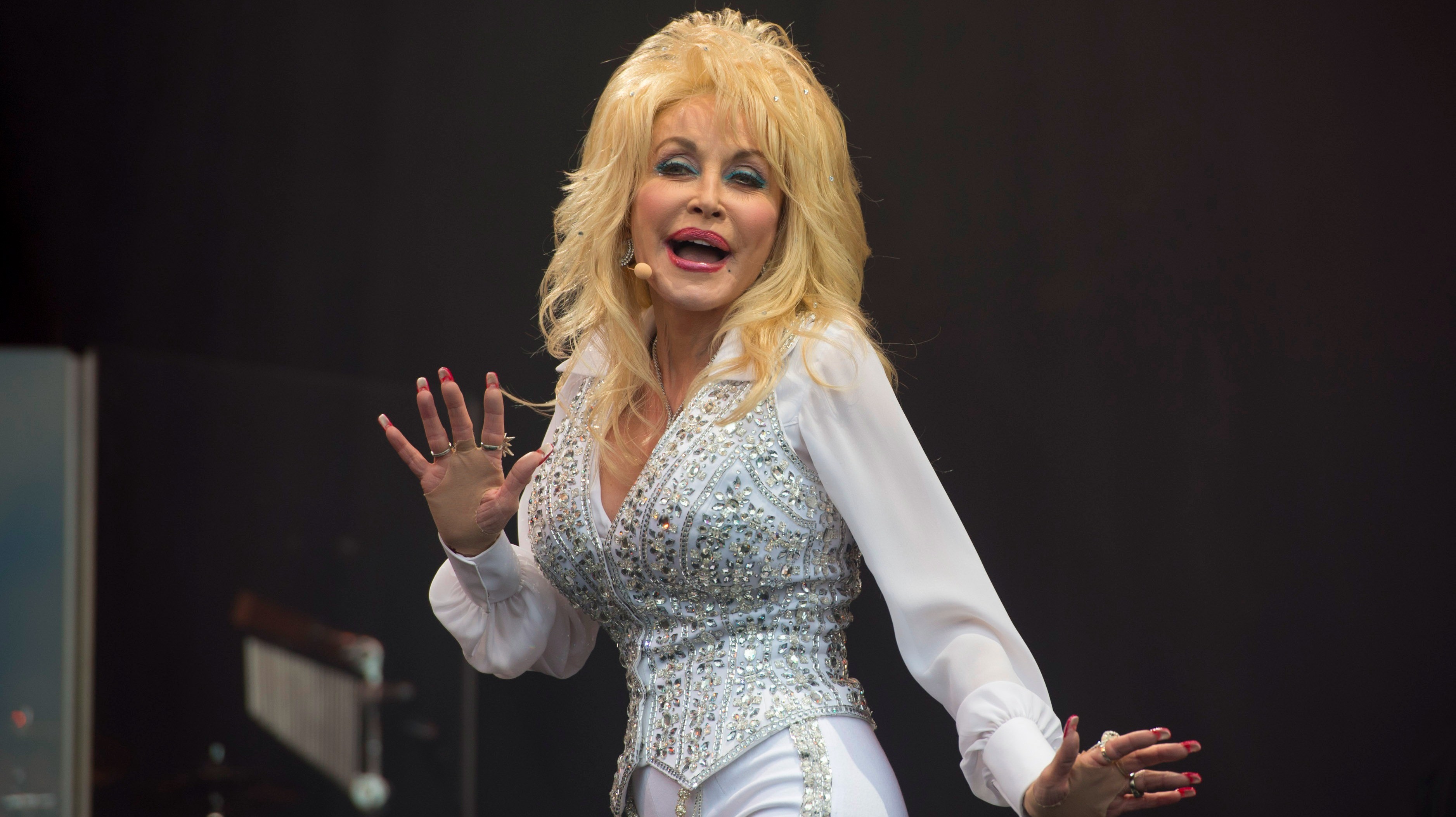 Dolly Parton wows 100,000 fans at Glastonbury | Good Morning Britain