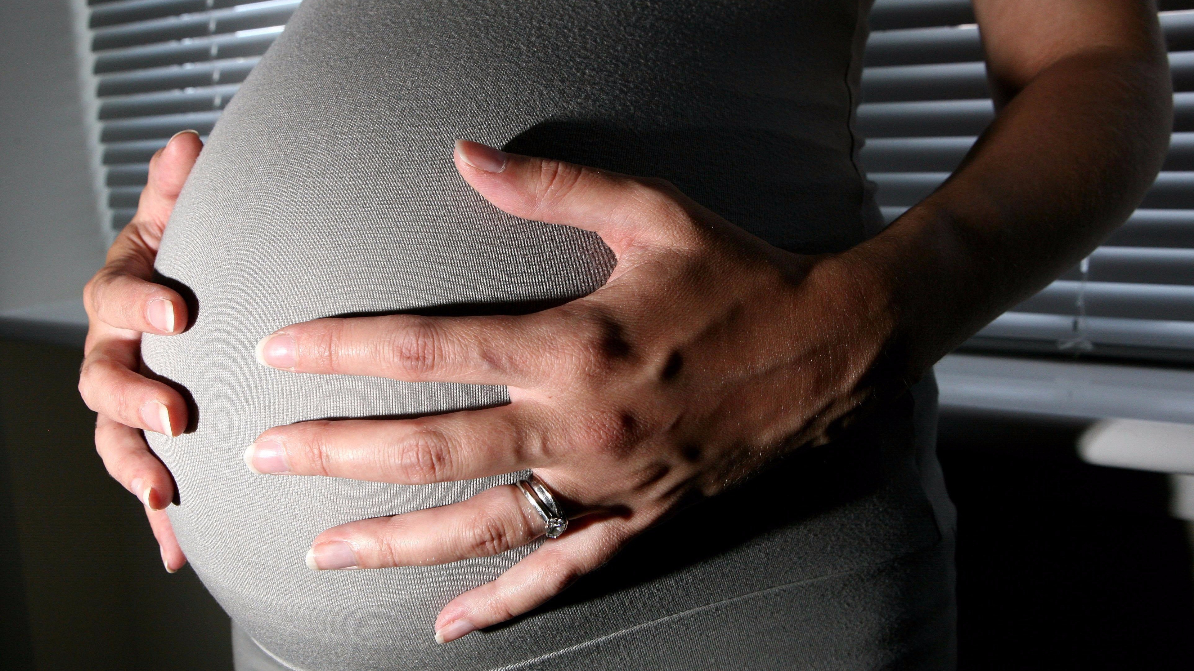 Элайн пауэлл рин. Женщины вынашивают чужих детей. Женщины вынашивают чужих детей. Суррогатное материнство картинки. Суррогатная мать.