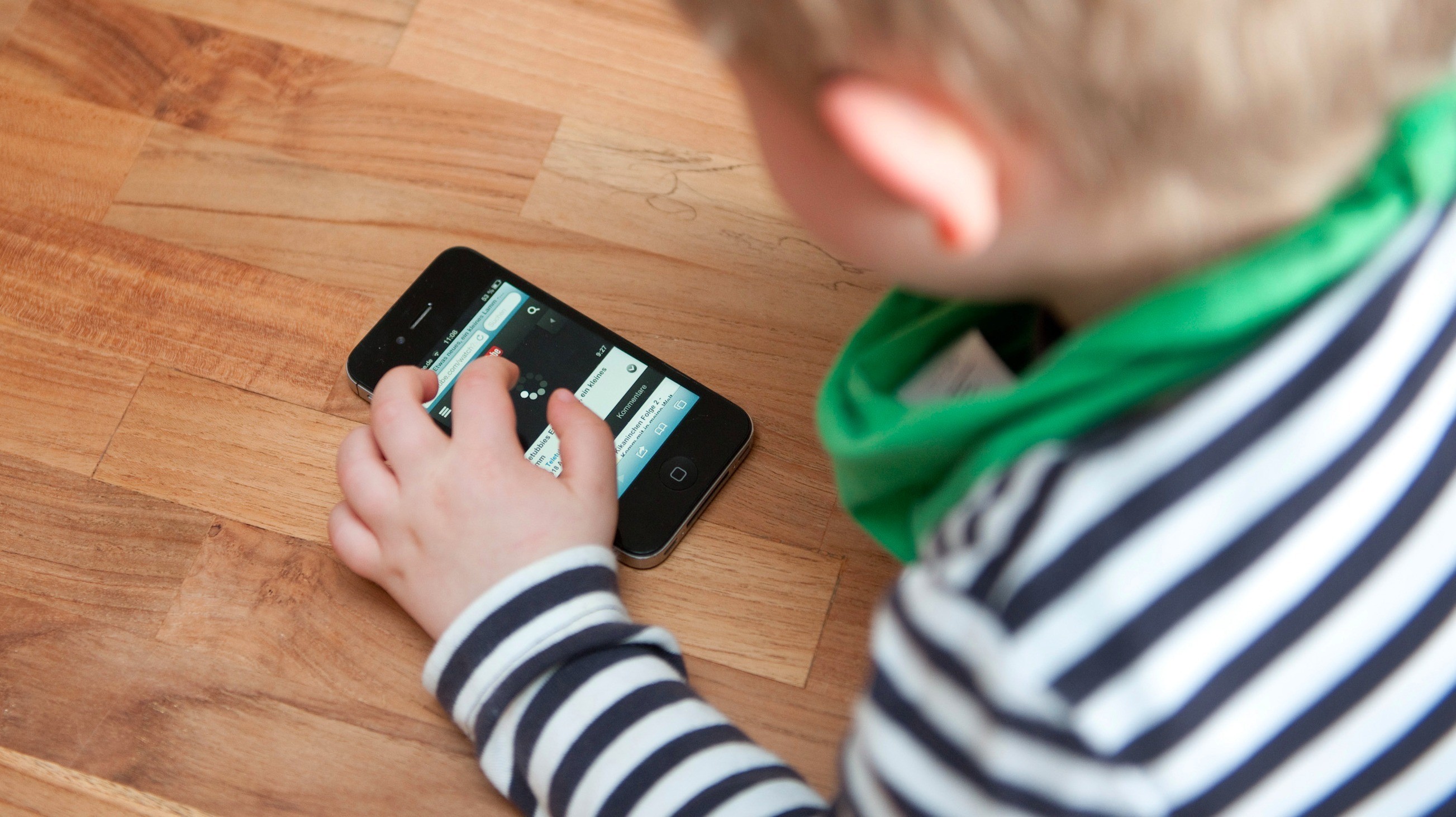 Гаджеты убивают. Человек зависимый от телефона. Фото планшета телефона для профиля для девочек. Гаджеты убивают. Зависимость от телефона.