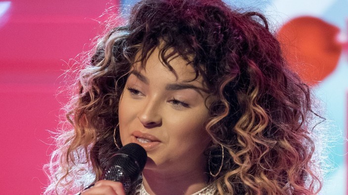 Ella Eyre performs Swing Low Sweet Chariot live! | Good Morning Britain