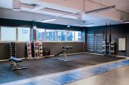 På Fresh Fitness treningssenter i Lund tilbyr vi et dedikert område for tøying og frivektsøvelser. Vårt tøyeområde er designet for å hjelpe deg med å forbedre fleksibiliteten din, forebygge skader og øke bevegeligheten din.