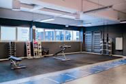 På Fresh Fitness treningssenter i Lund tilbyr vi et dedikert område for tøying og frivektsøvelser. Vårt tøyeområde er designet for å hjelpe deg med å forbedre fleksibiliteten din, forebygge skader og øke bevegeligheten din.