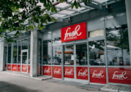 På Fresh Fitness-treningssenteret på Lillestrøm har vi en imponerende og innbydende fasade som ønsker deg velkommen til vårt treningsanlegg.