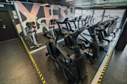 Pust enkelt med våre toppmoderne kardiomaskiner på Fresh Fitness treningssenter Lindeberg. Utforsk våre tredemøller og ellipsemaskiner for en effektiv og givende trening.