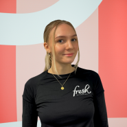 Nora Nesheim er en høyt kvalifisert personlig trener på Fresh Fitness i Tønsberg, med sertifisering på nivå 3. Nora har solid erfaring innen trening, kosthold og helse, og har hjulpet mange kunder med å oppnå gode resultater.