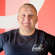 Få profesjonell veiledning fra personlig trener Mateusz Dymowski på Fresh Fitness. Med sin nivå 3 sertifisering og ekspertise vil han hjelpe deg med å nå dine treningsmål på en effektiv og trygg måte. Ta din trening til neste nivå med personlig trening fra Mateusz Dymowski hos Fresh Fitness i dag.