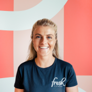 Anniken Myrseth Amundsen er en erfaren personlig trener med nivå 4 sertifisering hos Fresh Fitness. Med en solid bakgrunn innen trening og helse, er jeg dedikert til å hjelpe deg med å oppnå dine mål og realisere ditt fulle potensiale. Uansett om du ønsker å gå ned i vekt, bygge muskler, øke styrke og kondisjon, eller bare forbedre din generelle helse og velvære, kan jeg skreddersy et effektivt treningsprogram som passer akkurat for deg. Med hennes støtte, veiledning og motivasjon kan dere sammen jobbe mot å nå dine mål og skape varige endringer i livet ditt!