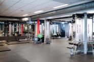 Fornye styrketreningen din med toppmoderne Inotec-utstyr på Fresh Fitness treningssenter på Hauekto! Vårt frivektsområde er utstyrt med avanserte Inotec-styrkeapparater som gir deg muligheten til å trene på en effektiv og sikker måte. 