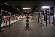 Besøk vårt moderne styrkerom og frivektsområde på Fresh Fitness Carl Berner treningssenter! Vårt styrkerom er utstyrt med alt du trenger for effektiv vektøfting og styrketrening, inkludert et variert utvalg av frivekter og treningsutstyr. Uansett om du er en erfaren løfter eller nybegynner, vil vårt styrkerom gi deg muligheten til å utfordre deg selv og oppnå dine styrkemål.