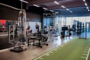 På Fresh Fitness treningssenter i Vågsbygd, Kjos, tilbyr vi et velutstyrt frivektsområde for våre medlemmer. Vårt frivektsområde er designet for deg som ønsker å trene med frie vekter, som vektstenger, vektskiver og manualer.