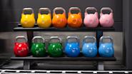 På Fresh Fitness treningssenter i Lyngdal tilbyr vi et variert utvalg av utstyr for styrketrening, inkludert kettlebells. Kettlebells er et effektivt verktøy for å trene styrke, utholdenhet og funksjonell bevegelse på en dynamisk måte.