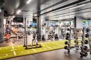 På Fresh Fitness treningssenter på Lindeberg kan du nyte godt av et velutstyrt frivektsområde designet for effektiv styrketrening. Enten du er nybegynner eller erfaren, vil du finne et variert utvalg av vekter og utstyr for å utføre ulike styrkeøvelser.