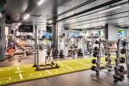 På Fresh Fitness treningssenter på Lindeberg kan du nyte godt av et velutstyrt frivektsområde designet for effektiv styrketrening. Enten du er nybegynner eller erfaren, vil du finne et variert utvalg av vekter og utstyr for å utføre ulike styrkeøvelser. 