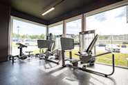 På Fresh Fitness treningssenter på Lindeberg kan du nyte godt av et velutstyrt frivektsområde designet for effektiv styrketrening. Enten du er nybegynner eller erfaren, vil du finne et variert utvalg av vekter og utstyr for å utføre ulike styrkeøvelser.