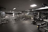 På Fresh Fitness treningssenter på Manglerud finner du et bredt utvalg av treningsbenker og manualer som kan brukes til å utføre ulike styrketreningsøvelser. Treningsbenker er et viktig verktøy for styrketrening da de gir støtte og muliggjør en rekke variasjoner i øvelsene.