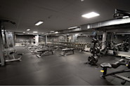 På Fresh Fitness treningssenter på Manglerud finner du et bredt utvalg av treningsbenker og manualer som kan brukes til å utføre ulike styrketreningsøvelser. Treningsbenker er et viktig verktøy for styrketrening da de gir støtte og muliggjør en rekke variasjoner i øvelsene.