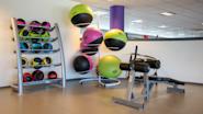 Fresh Fitness Romsås treningssenter tilbyr et velutstyrt tøyerom med et bredt utvalg av treningsutstyr, inkludert bosuball, som er et allsidig verktøy for å forbedre balanse, stabilitet og styrke.