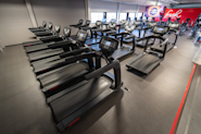 På Fresh Fitness-treningssenteret på Tiller kan du finne et omfattende kondisjonsområde utstyrt med et bredt utvalg av kardiomaskiner designet for å hjelpe deg med å forbedre kondisjonen din, øke kaloriforbrenningen og styrke hjertet ditt. Vårt kondisjonsområde har alt fra tredemøller og elliptiske maskiner til sykler og ro-maskiner, slik at du kan finne det utstyret som passer best for dine treningsbehov og preferanser.