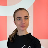 Ragna Kolve, din dyktige personlige trener på nivå 3 hos Fresh Fitness. Med ekspertise innen trening og helse, vil Ragna hjelpe deg med å nå dine treningsmål på en effektiv og trygg måte. Ta kontakt med Ragna i dag og kickstart din vei mot en sterkere og sunnere kropp!