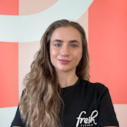 Ragna Kolve, din dyktige personlige trener på nivå 3 hos Fresh Fitness. Med ekspertise innen trening og helse, vil Ragna hjelpe deg med å nå dine treningsmål på en effektiv og trygg måte. Ta kontakt med Ragna i dag og kickstart din vei mot en sterkere og sunnere kropp!