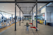 På Fresh Fitness-treningssenteret på Lade Arena tilbyr vi også cage-trening som en del av vårt varierte treningsutvalg. Cage-trening er en effektiv og allsidig form for styrketrening som involverer bruk av en innelukket treningsbur, eller cage, som gir et sikkert og allsidig miljø for å utføre en rekke styrkeøvelser.
