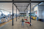 På Fresh Fitness-treningssenteret på Lade Arena tilbyr vi også cage-trening som en del av vårt varierte treningsutvalg. Cage-trening er en effektiv og allsidig form for styrketrening som involverer bruk av en innelukket treningsbur, eller cage, som gir et sikkert og allsidig miljø for å utføre en rekke styrkeøvelser. 