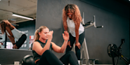 Bilde av en som trener med vektstang i forbindelse med å komme i gang med trening hos Fresh Fitness.