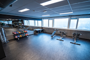 Slapp av og forbered kroppen din i vårt komfortable tøyerom på Fresh Fitness treningssenter på Hauekto! Vår avslappende tøyesone gir deg et rolig sted å strekke ut musklene før og etter trening, og hjelper deg med å forbedre fleksibiliteten og forebygge skader.