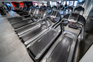 På Fresh Fitness treningssenter i Trondheim Sentrum tilbyr vi et omfattende kardiostasjon med topp moderne tredemøller. Våre tredemøller er av høy kvalitet og designet for å gi deg en effektiv og komfortabel løpeopplevelse.
